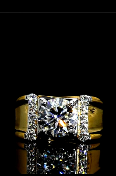 Picture of A stunning  Ring With a Large Center Diamond And Smaller Diamonds On The Shoulders.