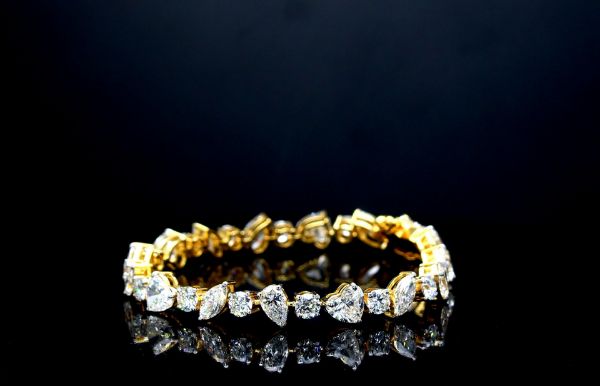 Picture of A Tennis Bracelet Made of Alternating Pear,Heart,Marquise  And Round Cut Diamonds.