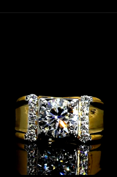 Picture of Ring With a Large 2.50 carat Center Diamond And Smaller Diamonds On The Shoulders.