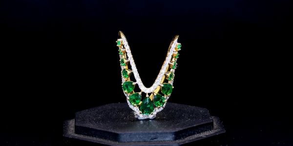 Picture of 0.50CT Designer V Ring Adorned With Pear Cuts And Round Brilliant Diamonds.
